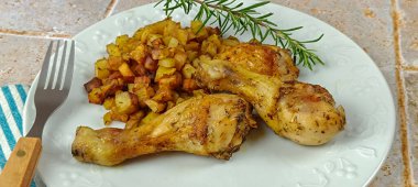 Tavuk budu ve patates kızartması tabakta.