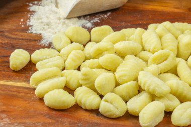 Kesme tahtasındaki gnocchi yığını