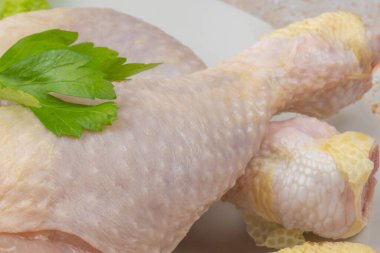 Çiğ tavuk bacağı, kapat.