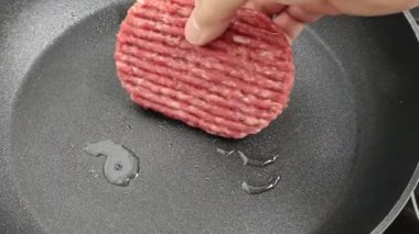 Doğranmış biftekler, yakın plan, tavada.