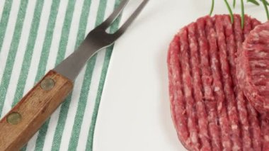 Tabakta çiğ biftek.