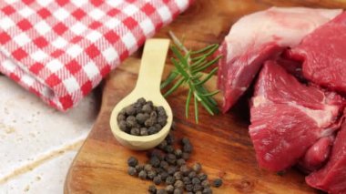 Ham et parçaları, yakın plan, kesme tahtasının üzerinde.