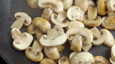 Tavada pişen düğmeli mantarlar