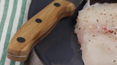 Çiğ yılan balığı filetosu, yakın plan, tabakta.