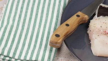 Çiğ yılan balığı filetosu, yakın plan, tabakta.