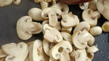 Tavada pişen düğmeli mantarlar