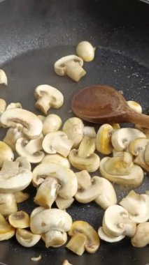 Tavada pişen düğmeli mantarlar