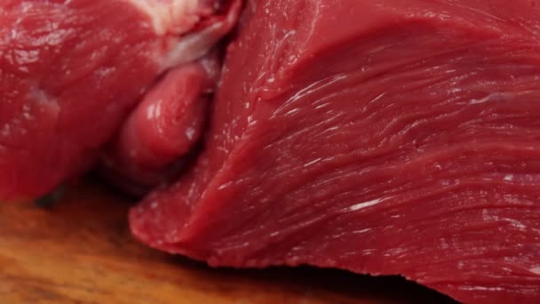 Trozos Carne Cruda Cerca Una Tabla Cortar — Vídeos de Stock