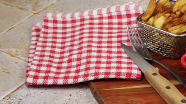 フレデリック カーボネードの料理とテーブルの揚げ物 — ストック動画