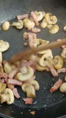 Düğme mantarı ve tavada pişmiş domuz pastırması.