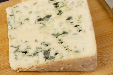 Bir dilim rokfor peyniri yakın plan.