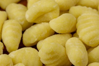 Kesme tahtasındaki gnocchi yığını