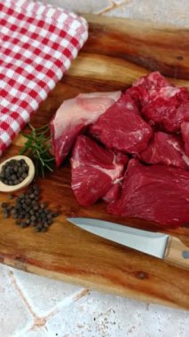 Ham et parçaları, yakın plan, kesme tahtasının üzerinde.