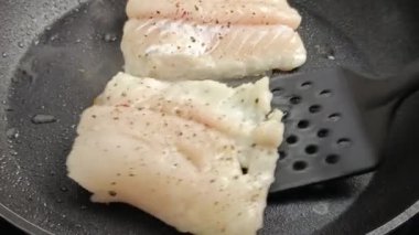 Tavada balık filetosu, pişirme.