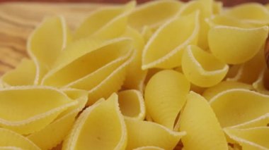 Çiğ kabuklu makarna, yakın plan, masanın üstünde.