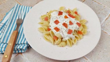 Bir tabak füme somonlu makarna, yakın plan.