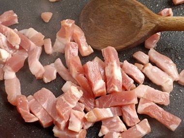 Domuz pastırması, tavada pişirme.