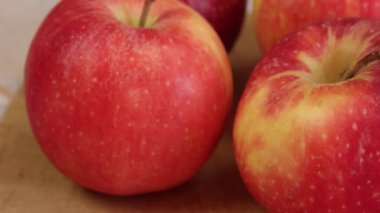 Birkaç kırmızı ve sarı elma, yakın plan.