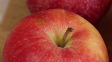 Birkaç kırmızı ve sarı elma, yakın plan.