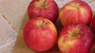 Birkaç kırmızı ve sarı elma, yakın plan.