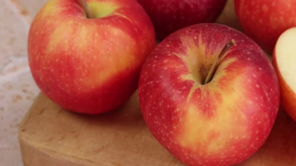 Birkaç Kırmızı Sarı Elma Yakın Plan — Stok video