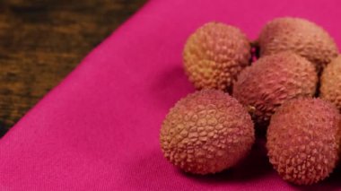 Birkaç liçi, yakın plan, masanın üstünde.