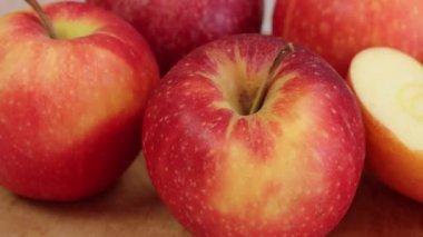 Birkaç kırmızı ve sarı elma, yakın plan.