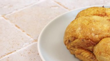 Kızarmış tavuk, yakın plan, tabakta.