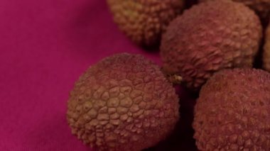 Birkaç liçi, yakın plan, masanın üstünde.