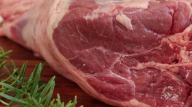 Çiğ kuzu bacağı, yakın plan, kesme tahtasında.