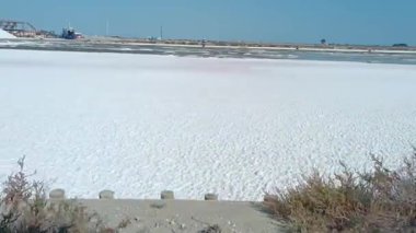 Fransa 'nın Camargue kentindeki Aigues-Mortes' in tuz tavaları.