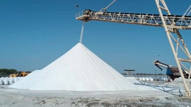 Fransa 'nın Camargue kentindeki Aigues-Mortes' in tuz tavaları.