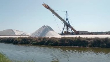 Fransa 'nın Camargue kentindeki Aigues-Mortes' in tuz tavaları.