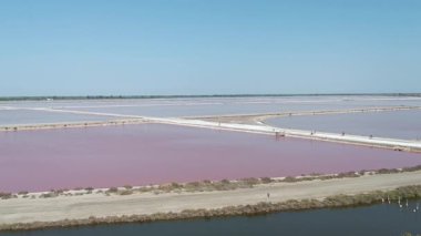 Fransa 'nın Camargue kentindeki Aigues-Mortes' in tuz tavaları.