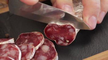 Kuru sosis dilimi, yakın plan.