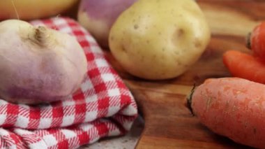 Taze sebzeler, yakın plan, masanın üstünde.