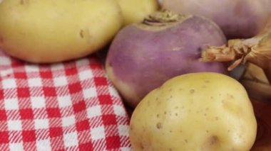 Taze sebzeler, yakın plan, masanın üstünde.