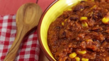 Bir tabak chili con carne, yakın plan, masanın üstünde.