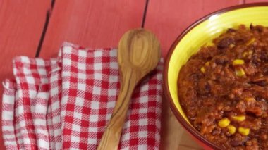 Bir tabak chili con carne, yakın plan, masanın üstünde.