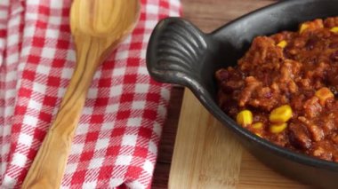 Bir tabak chili con carne, yakın plan, masanın üstünde.