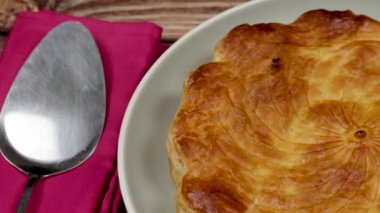 Galette des Rois ve Crown, yakın plan, bir tabakta.