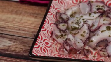 kalamar carpaccio, yakın plan, bir tabakta.