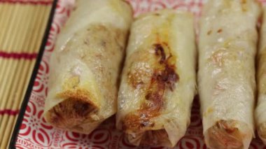 Pişmiş börek, yakın plan, bir tabakta.