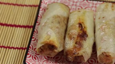 Pişmiş börek, yakın plan, bir tabakta.