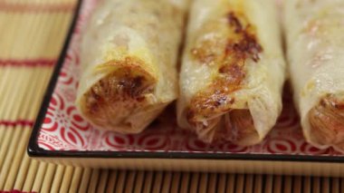 Pişmiş börek, yakın plan, bir tabakta.