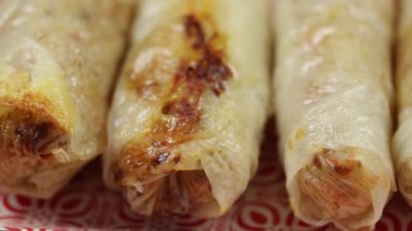 Pişmiş börek, yakın plan, bir tabakta.