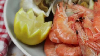 Karidesler ve enikler, yaklaşın.