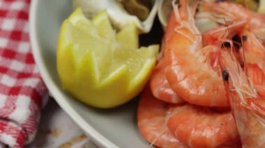 Karidesler ve enikler, yaklaşın.