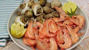 Karidesler ve enikler, yaklaşın.