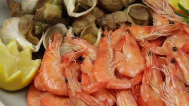 Karidesler ve enikler, yaklaşın.